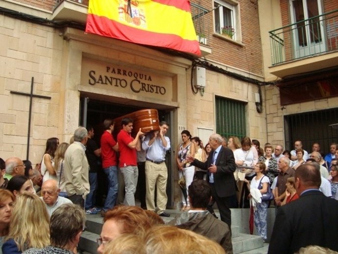 Decenas de personas despiden al joven