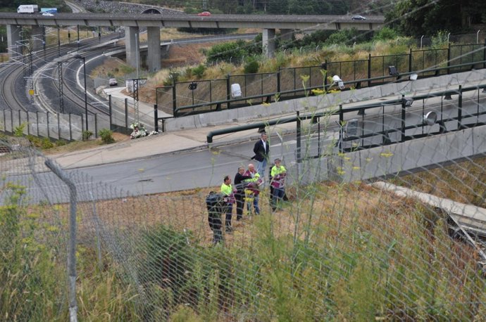 El presidente de Renfe observa las labores de los técnicos en Angrois