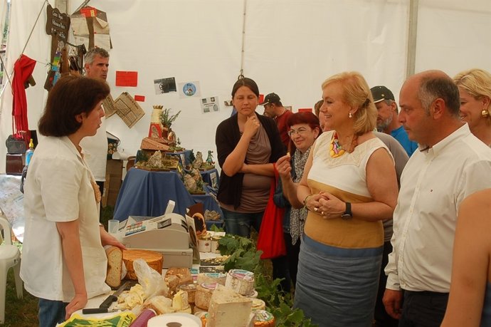 Mercedes Fernández visita uno de los puestos del certamen.