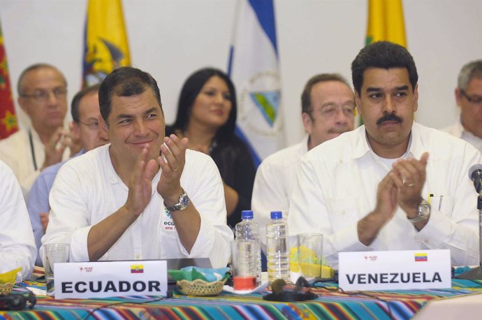 El presidente de Ecuador, Rafael Correa (i) y su homónimo venezolano, Maduro (d)