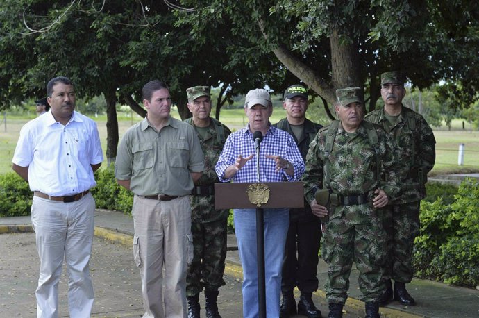 El presidente de Colombia, Juan Manuel Santos, se dirige a la prensa en la base 