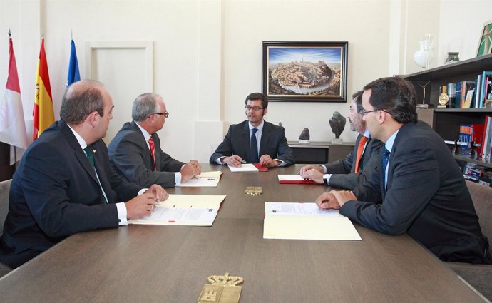 El consejero de Hacienda, Arturo Romaní firma los convenios