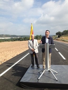 Santi Vila inaugura la variante de Olost