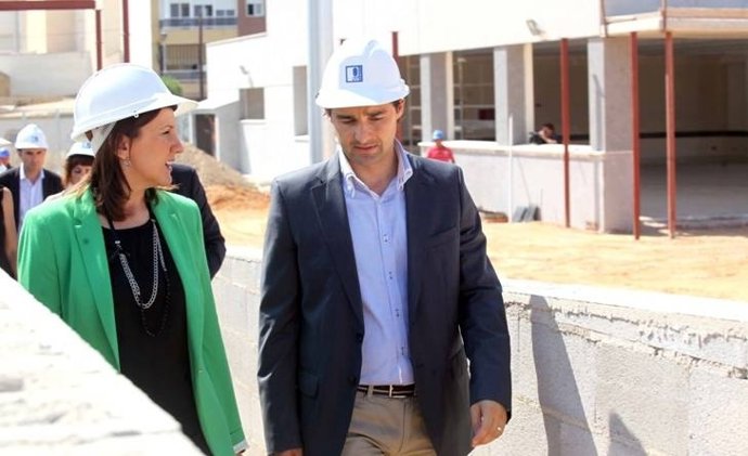 La consellera Català durante la visita a unas obras en un centro escolar