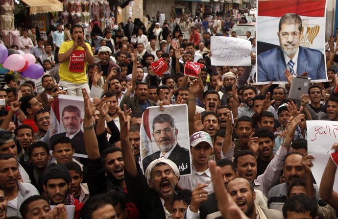 Miles de simpatizantes de Mursi vuelven a salir 