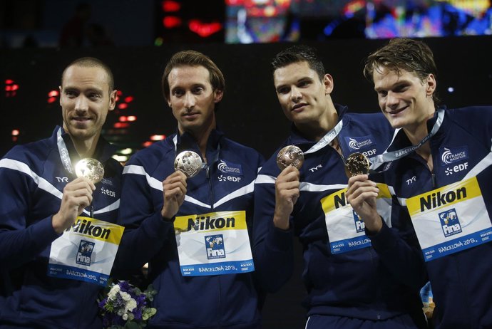 Francia reina en relevos 4x100 en una final de infarto