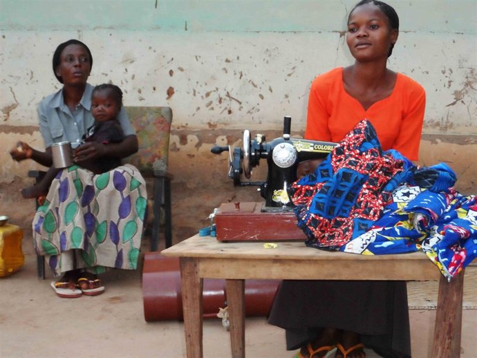 MUJERES TALLER COSTURA, RD CONGO