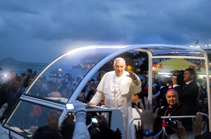 El Papa Francisco con tal de acercarse a los fieles hasta ha rompe el protocolo 
