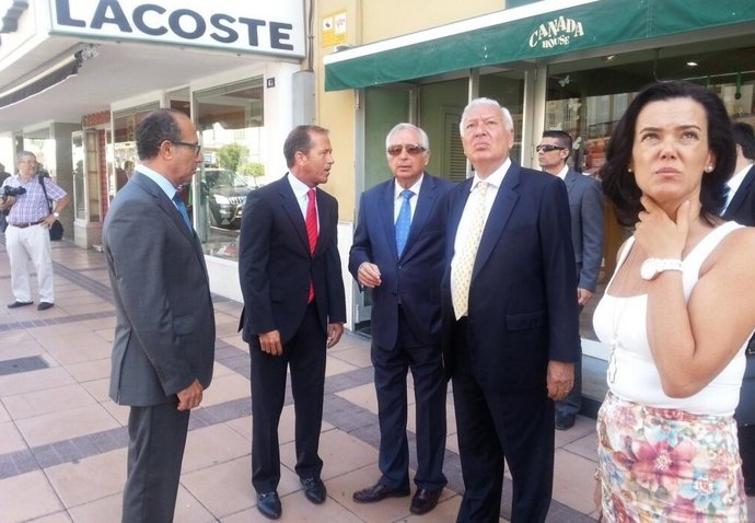 Margallo paseando por el centro de Melilla