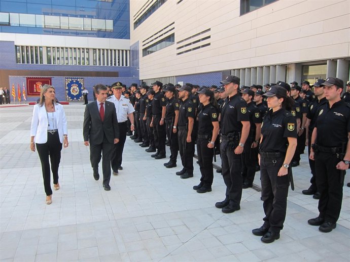 I.Cosidó y L.De Luna en la presentación de los nuevos policías en Catalunya