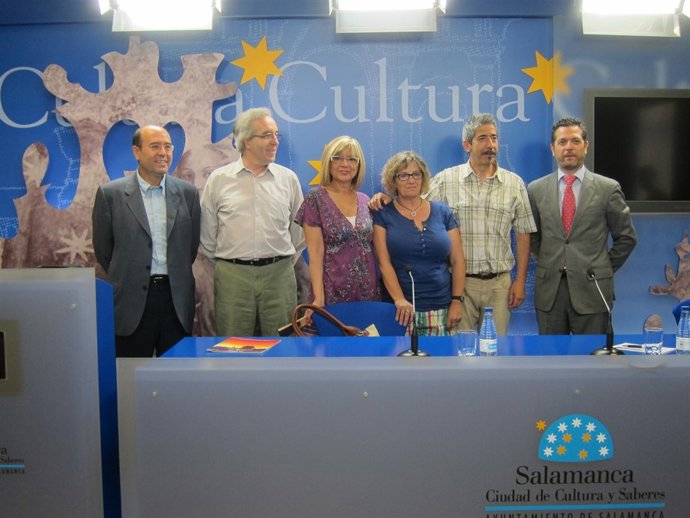 Julio López (1º D) junto a miembros de Esfinge Teatro