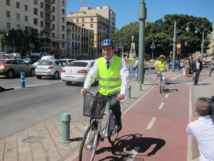 Francisco de la Torre durante la presentación del sitema de prestamo de bicis