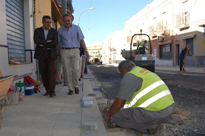 El alcalde de Alcalá observa a un operario durante las obras de la calle Silos.