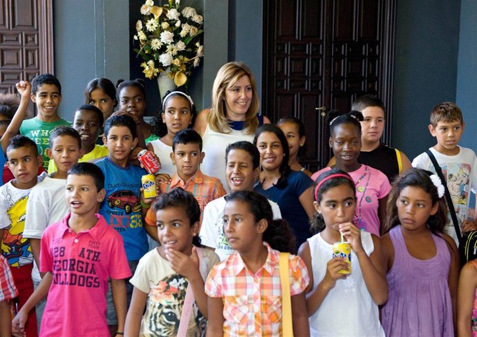 Susana Díaz recibe a los niños saharauis del programa 'Vacaciones en paz'