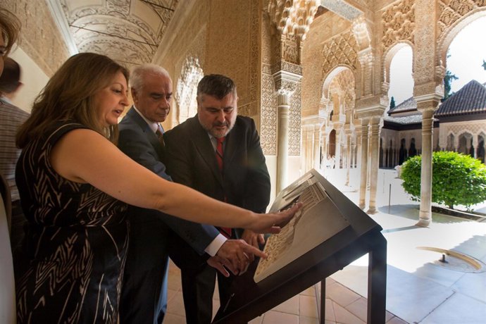 Presentación de los nuevos puntos táctiles de la Alhambra