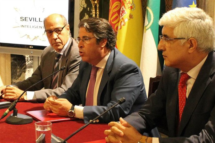 El concejal delegado de Empleo, Gregorio Serrano, durante la rueda de prensa