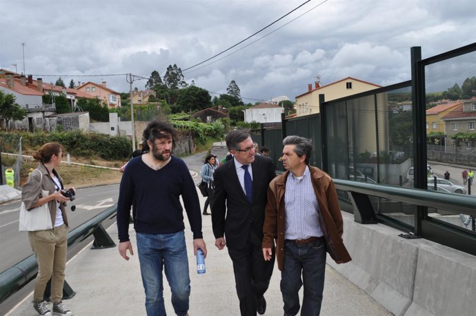 Representantes de la asociación de vecinos de Angrois y el alcalde de Santiago