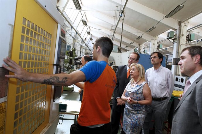 La consejera de Educación, Dolores Serrat, en el CPIFP 'Corona de Aragón'
