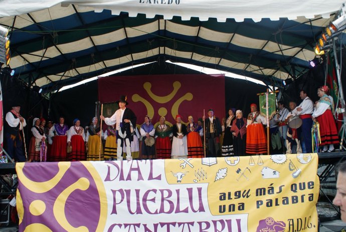 Trajes regionales en la primera edición del Festival del Pueblo Cántabro