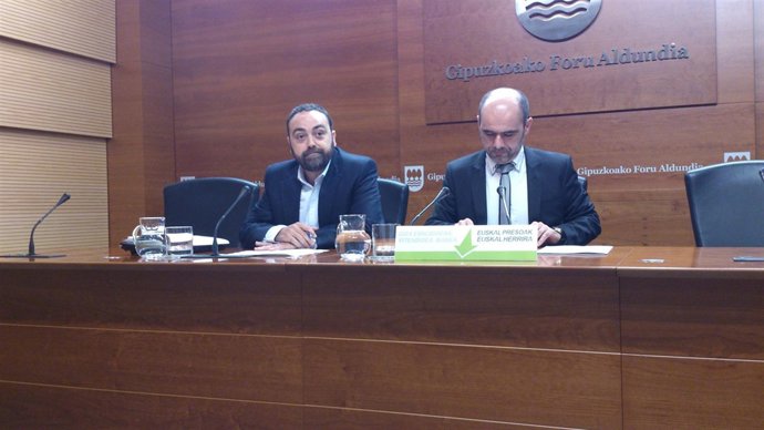 El diputado Jon Peli Uriguen y el director foral de Innovación Oscar Usetxi