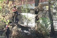 Successos.- Els Bombers ataquen el focus secundaris per controlar l'incendi de Vallirana