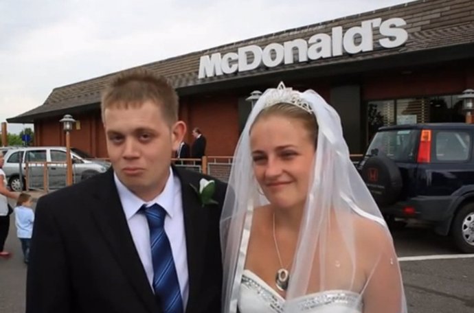 Una pareja decide celebrar el banquete de bodas en McDonalds