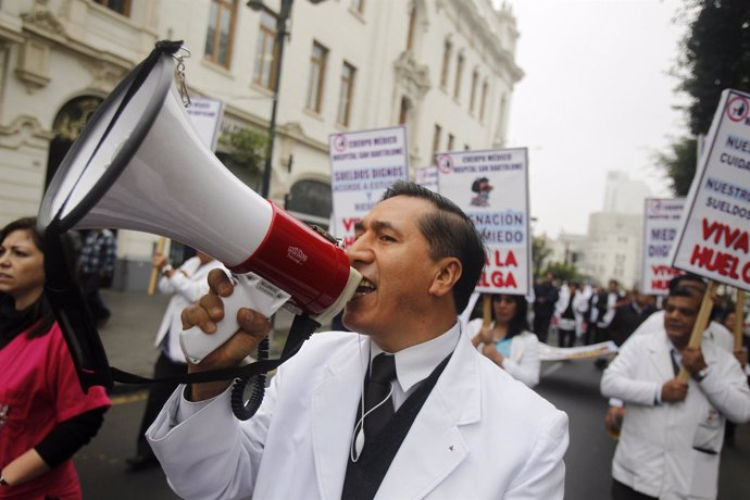 Huelga indefinida de médicos en Perú