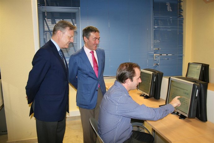 Primo Jurado y Ríos Rosas observan en un ordenador el nuevo modelo de examen