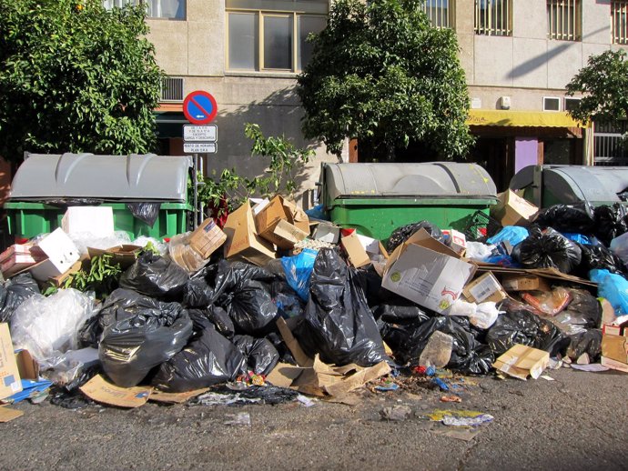 Basura acumulada en una calle de Viapol por la huelga de basura de Lipasam