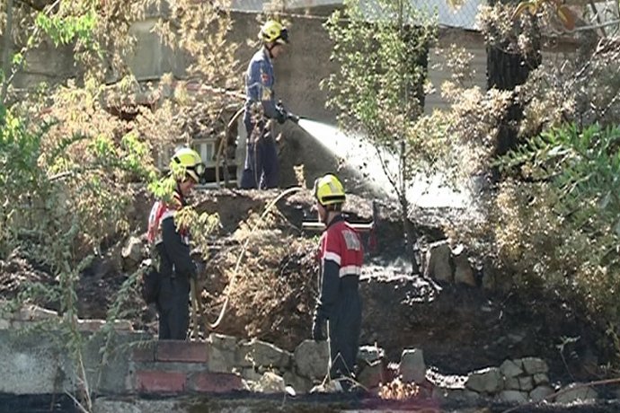 Continúan humeando las brasas del incendio de Vallirana 