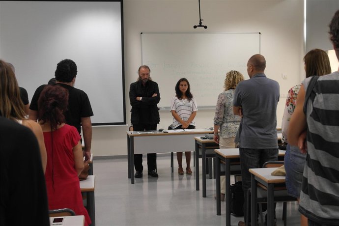 Facultad de UPV guarda minuto de silencio por la alumna fallecida en Santiago