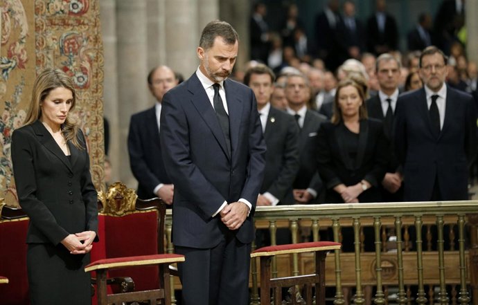 Los príncipes en el funeral por las víctimas del tren