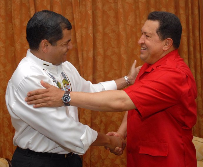 El presidente de Ecuador, Rafael Correa, con su homólogo venezolano, Hugo Chávez