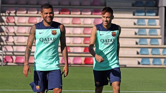 Neymar y Dani Alves en el primer entrenamiento
