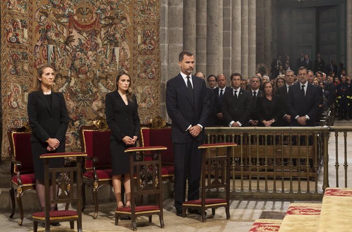 Los príncipes de Asturias y la Infanta Elena presiden el funeral en Santiago