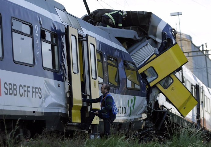 Un socorrista trabaja en el lugar de una colisión de dos trenes cerca de Granges