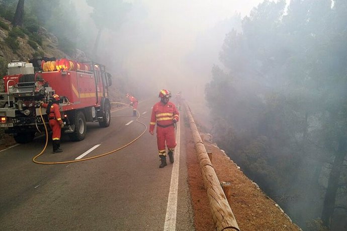 Un bombero apaga las llamas en el incendio de Andratx