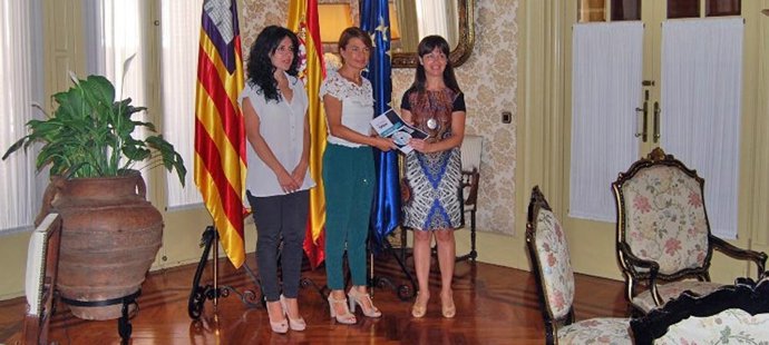 Entraga del informe de la Ofinacina del Menor en el Parlament