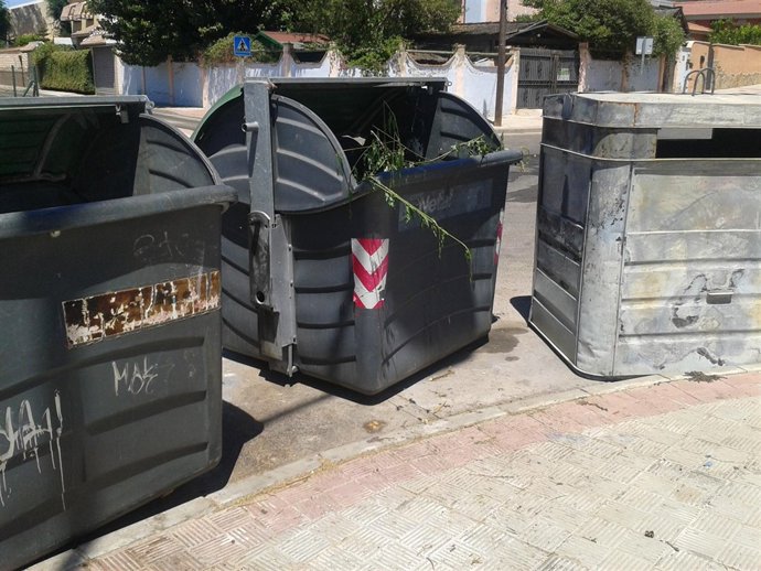 Estado de uno de los contenedores de basuras de Alcalá de Guadaíra