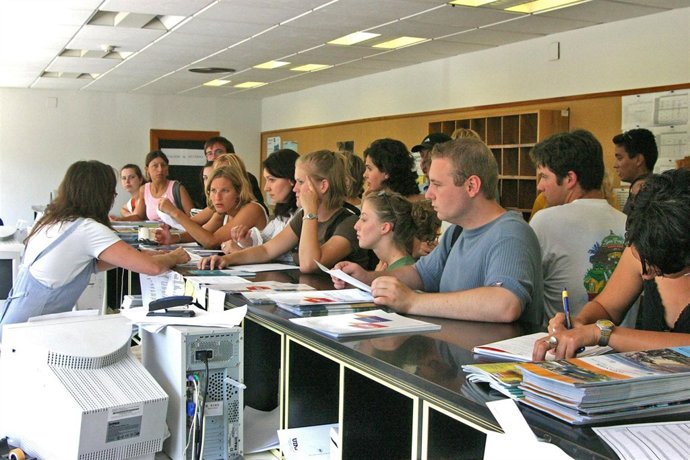 Alumnos Realizando La Matrícula