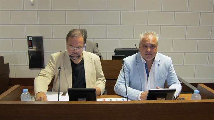 Los portavoces en la DPZ de CHA, Bizén Fuster, y de IU, José Ángel Miramón