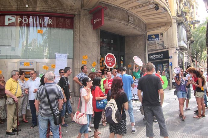 Activistas de la PAH a las puertas del Banco Popular