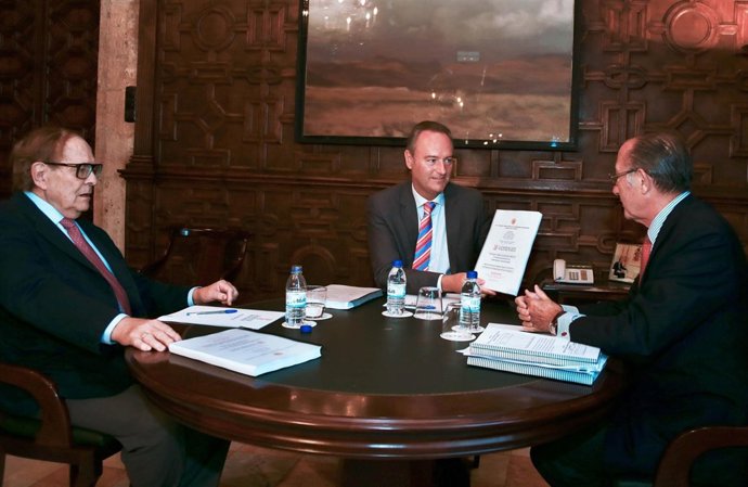 Fabra con los profesores Espinosa y Tamames