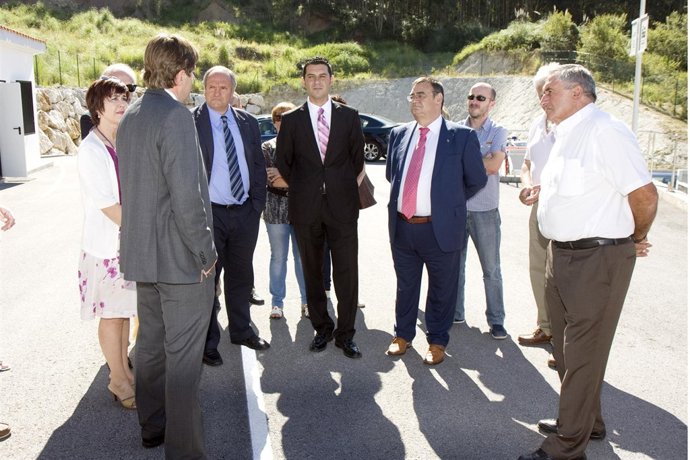 El consejero con el alcalde de Val de San Vicente y el exalcalde