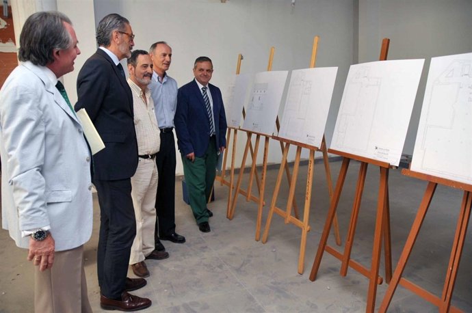 Gutiérrez, Pineda, Aparicio (centro) y Fuentes (fondo) ante los planos