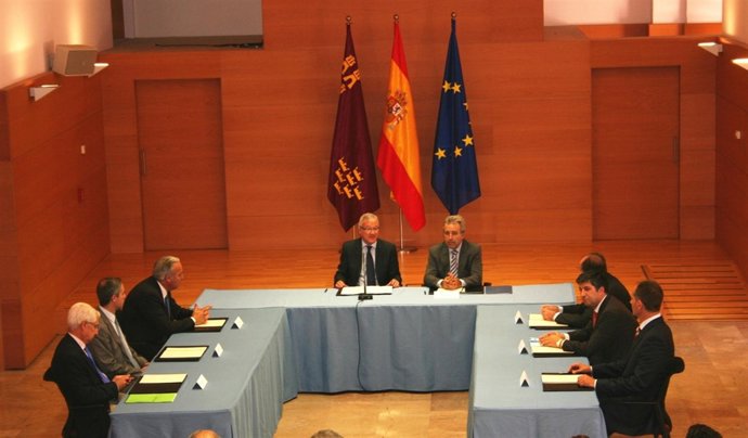 Valcárcel preside el acto de la firma 