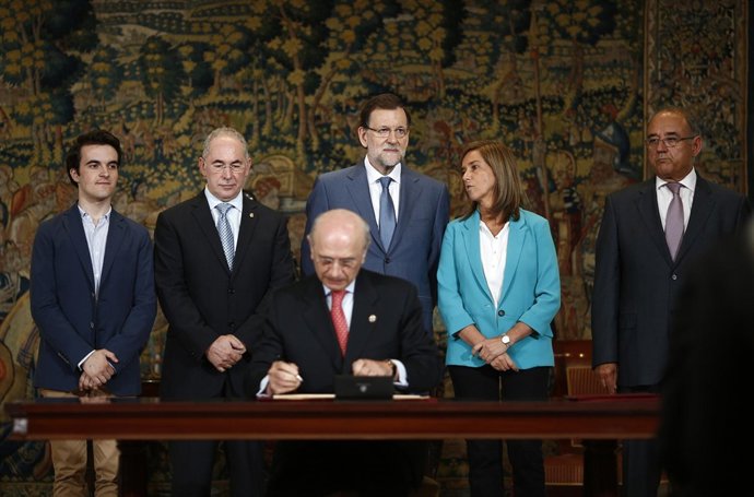 Rajoy y Mato en la firma del Pacto sobre Sanidad