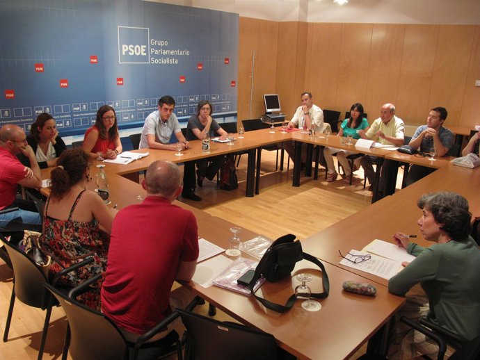 Reunión Leire Iglesias y Eduardo Madina con afectados de la VPO