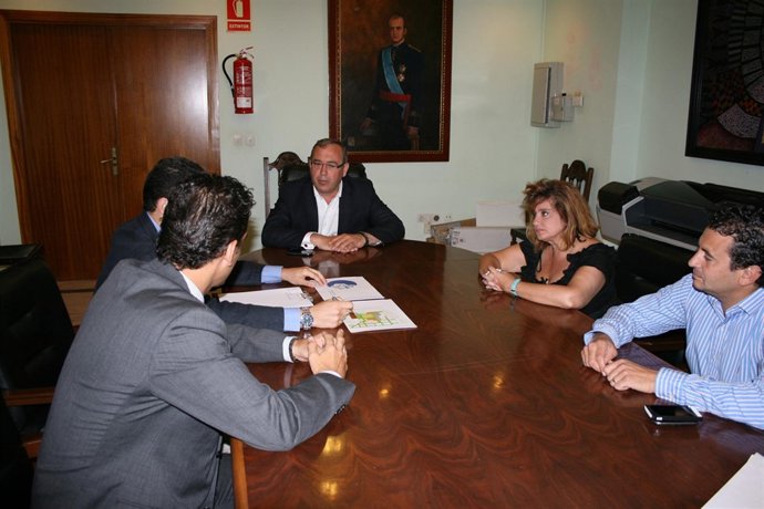 Reunión del alcalde con los responsables del centro comercial