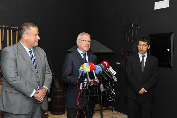 Valcárcel atiende a los medios en La Unión